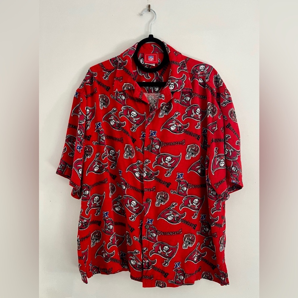 vintage Tampa Bay Bucs relaxed camp collar button down short sleeve shirt